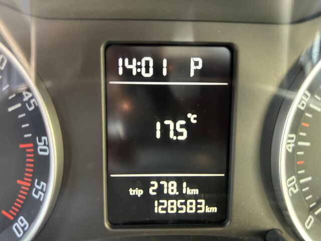 SKODA OCTAVIA AMBIENTE ESTATE 1.6 TDI AUTO SPANISH LHD IN SPAIN 80000 MILES 2011